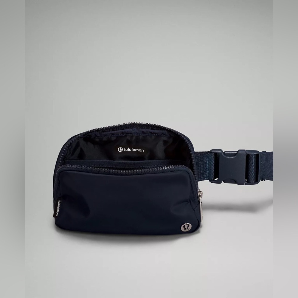NWOT lululemon Everywhere Belt Bag 1L Unisex - Picture 7 of 10